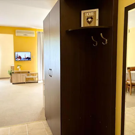 Palm Breeze Pool Retreat Διαμέρισμα Βάρνα